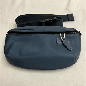 MONOS METRO SLING BAG IN OXFORD BLUE